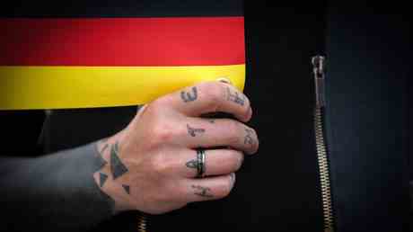 Deutschland verhaftet wegen Mordes gesuchten Rechtsextremisten — World