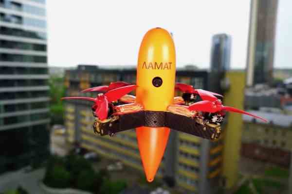 Diese Kamikaze Drohne opfert ihre eigenen Rotoren um andere Drohnen auszuschalten