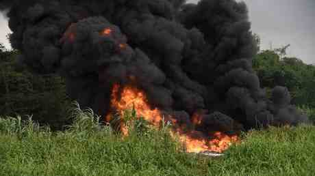 Explosion in illegaler Oelraffinerie toetet 100 – Berichte – World