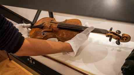 Gestohlene Geige im Wert von 110000 Dollar neben Muelleimer entdeckt