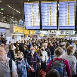 KLM storniert bereits am Freitag Dutzende Fluege wegen Menschenmassen auf