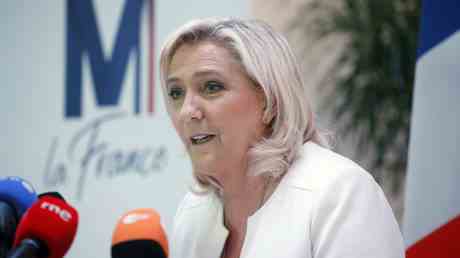 Le Pen stellt sich mit Macron zum „Voelkermord in der
