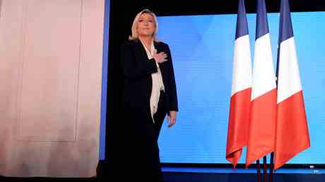 Marine Le Pen raeumt Niederlage bei franzoesischen Praesidentschaftswahlen ein —