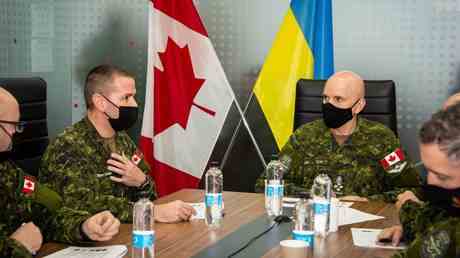 Nazi Jaeger ruft was Kanada in der Ukraine getan hat —