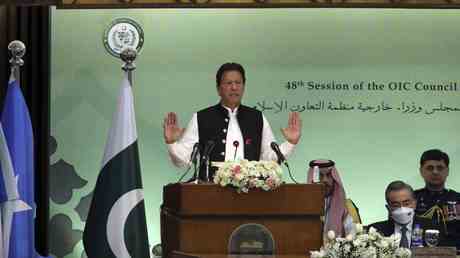 Pakistans Khan sagt er werde keine „importierte Regierung akzeptieren —