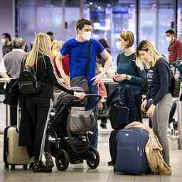 Reisende duerfen nach dem KLM Streik und der Ansammlung von Menschen