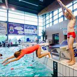 Rotterdam bekaempft den Mangel an Schwimmlehrern