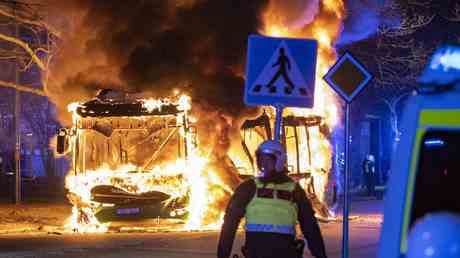 Unruhen breiten sich in Schweden aus als rechtsextreme Plaene verbrennen