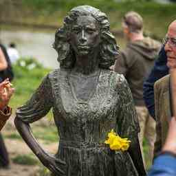 Utrecht enthuellt Statue zu Ehren der Widerstandskaempferin Truus van Lier