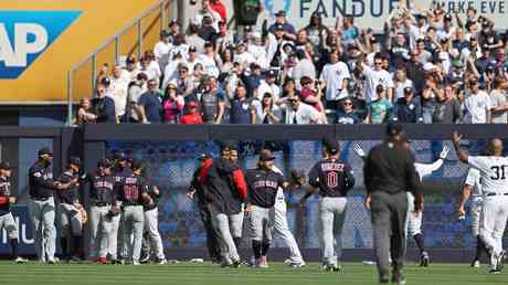Yankees Fans werfen Muell und Truemmer auf das gegnerische Team VIDEO