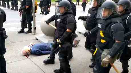 Zwei US Polizisten die einen aelteren Demonstranten weggeschubst haben — World