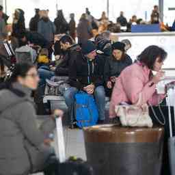 Zwoelftausend Reisende beantragen am 3 April Entschaedigung von NS wegen