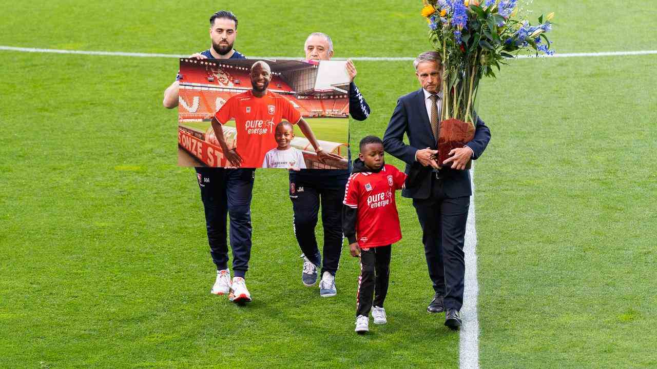 Lukokis Sohn kam mit den Spielern in der Grolsch Veste aufs Feld.