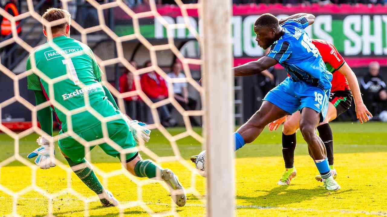 Bryan Brobbey schießt Ajax zum 0:1-Sieg gegen NEC.