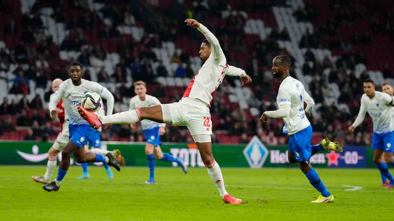 Sébastien Haller trifft im Viertelfinale des KNVB-Pokals doppelt gegen Vitesse.