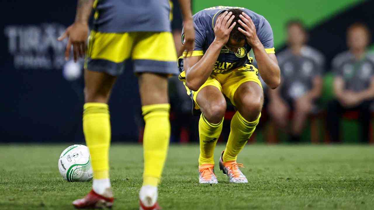 Cyriel Dessers ist enttäuscht, nachdem Feyenoord zweimal den Pfosten getroffen hat.