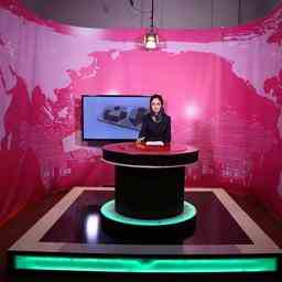 Afghanische Moderatoren ignorieren Befehl der Taliban Gesichter im Fernsehen zu