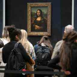Als alte Frau verkleidete Museumsbesucherin bewirft Mona Lisa mit Kuchen
