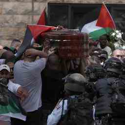 Beim Trauerzug fuer den Journalisten Abu Akleh in Jerusalem kommt