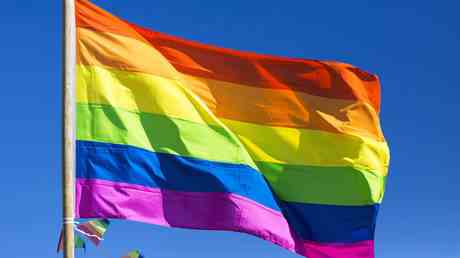 Britischer Gesandter wegen LGBTQ Flagge vorgeladen — World