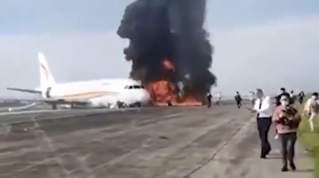 Chinesisches Verkehrsflugzeug geht beim Start in Flammen auf — World