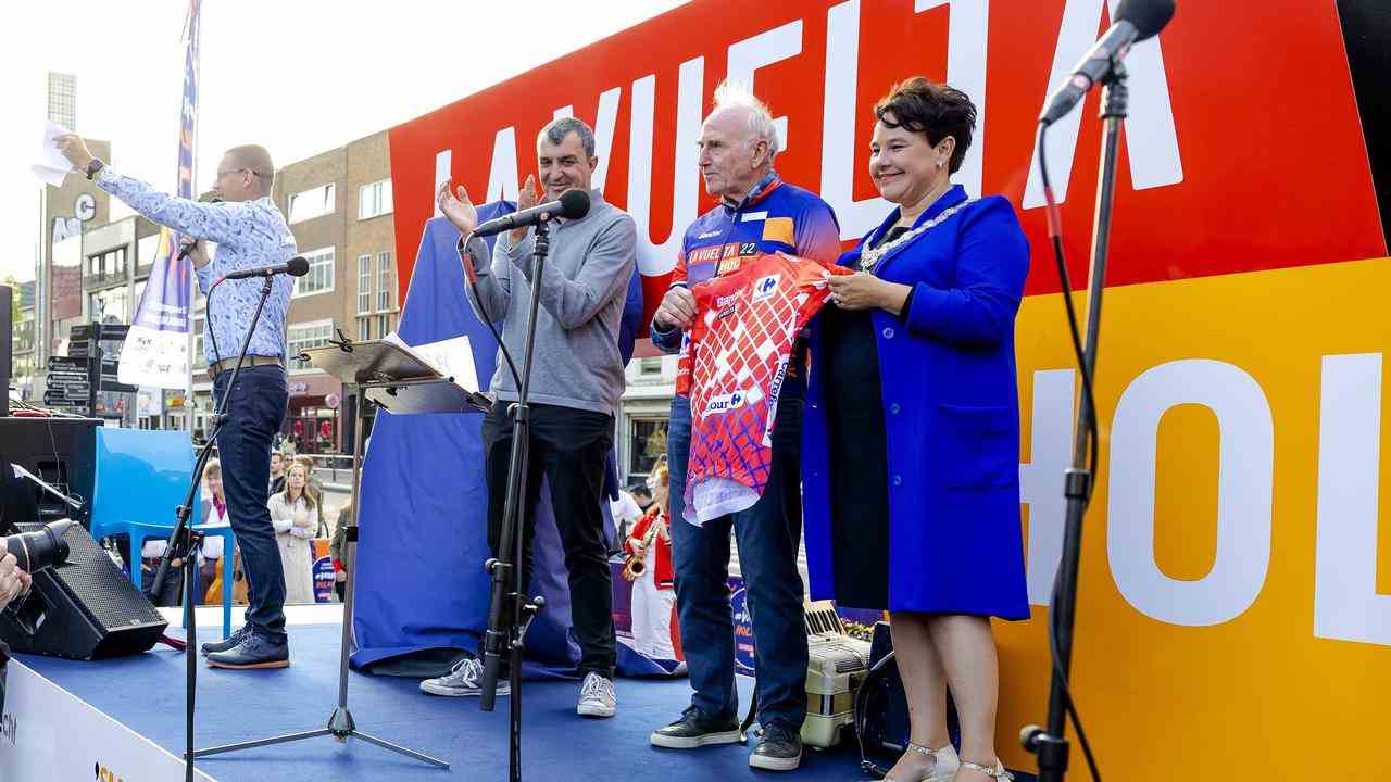 Joop Zoetemelk überreicht das Rote Trikot mit Bürgermeisterin Sharon Dijksma und Vuelta-Direktor Javier Guillén.