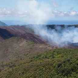 Der Tonga Vulkan ist nach der groessten Explosion auf der Erde