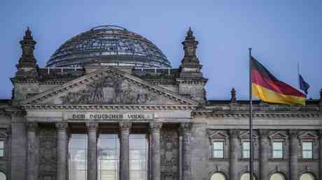 Deutsche Abgeordnete schraenken Privilegien des Ex Fuehrers ein — World