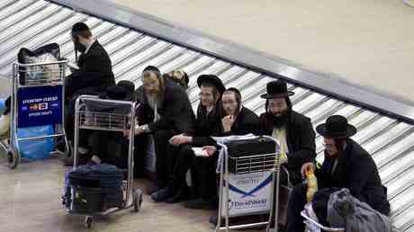 Deutsche Fluggesellschaft beschuldigt alle juedischen Passagiere aus dem Flugzeug geworfen