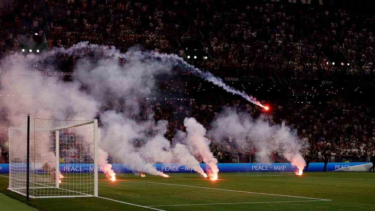 Die Anhänger von Feyenoord warfen Feuerwerkskörper auf das Feld.