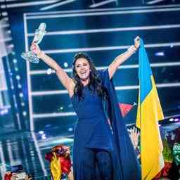 Die Gewinnerin des ukrainischen Song Contests Jamala 2016 haelt die