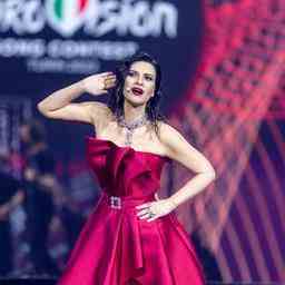 Die anwesende Schauspielerin Pausini verliess ploetzlich die Eurovision Buehne wegen niedrigem