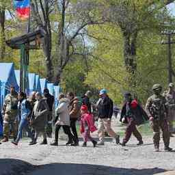 Dutzende Zivilisten verlassen die Stahlfabrik Mariupol die UN beteiligt sich