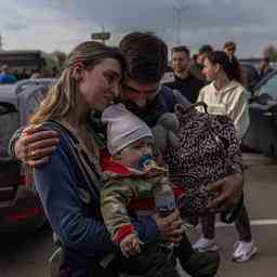Eine grosse Kolonne von Evakuierten aus dem verwuesteten Mariupol kommt