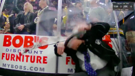 Eishockey Funktionaer bei bizarrem Vorfall verletzt VIDEO — Sport