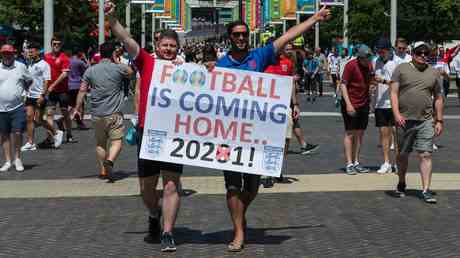 Englische Fussballchefs reagieren auf Behauptungen sie wuerden die „arrogante Hymne