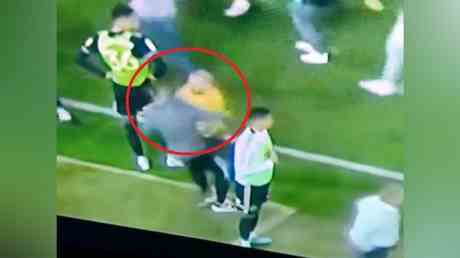 Englischer Fan wegen boesartigen Kopfstosses gegen Fussballer inhaftiert VIDEO —