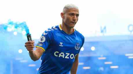Everton Star sieht sich FA Untersuchungen wegen Werfens von Fackeln gegenueber –