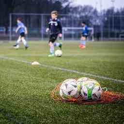 FC Groningen verschenkt 5000 Fussbaelle Aktion soll helfen Uebergewicht vorzubeugen