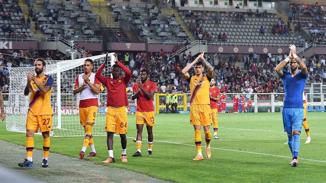Die Spieler des AS Rom bedanken sich bei den mitgereisten Fans in Turin.