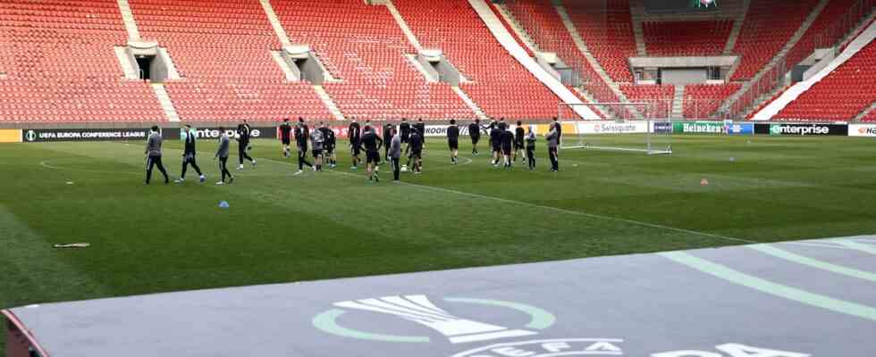 Feyenoord verlangt von der UEFA eine Klaerung nachdem Tausende von