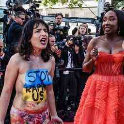 Frau protestiert auf Cannes Teppich gegen sexuelle Gewalt in der Ukraine