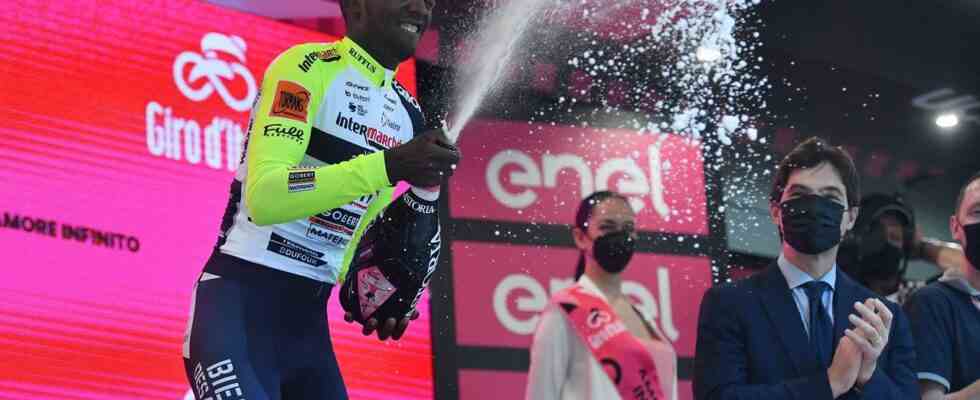 Giro Etappensieger Girmay wegen Flaschenkorken ins Auge ins Krankenhaus JETZT