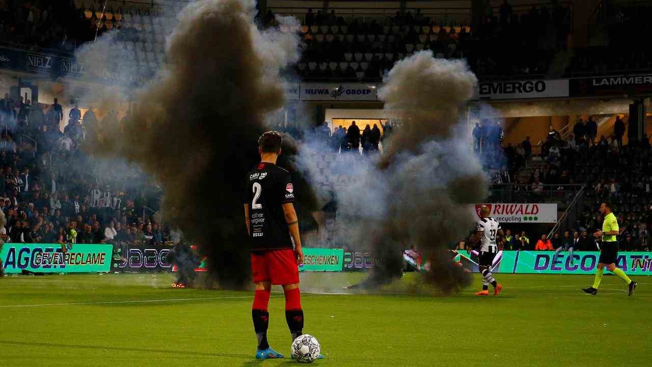 Das Spiel wurde in der Schlussphase wegen Rauchbomben auf dem Spielfeld abgebrochen.