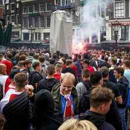 Hunderte von Ajax Fans auf dem Leidseplein vor dem Meisterschaftsspiel