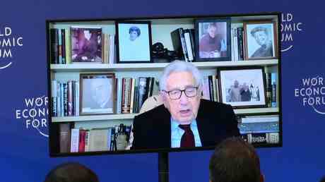 Kissinger gibt Frist fuer Friedensregelung in der Ukraine — World
