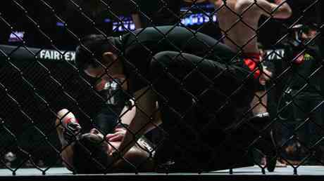 MMA Kaempfer erleidet grausamen Beinbruch GRAFIKVIDEO — Sport