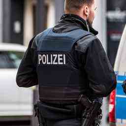 Mann mit Schusswaffe und Armbrust eroeffnet Feuer auf deutsche Schule