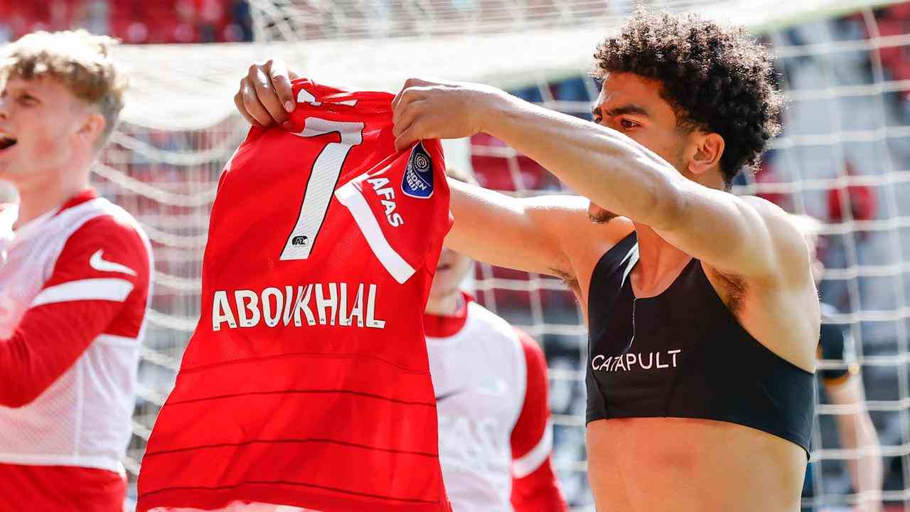 Zakaria Aboukhlal zeigte den Fans nach seinem Treffer sein AZ-Trikot.
