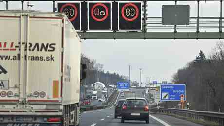 Minister schlagen Geschwindigkeitsbegrenzung auf Autobahnen vor um den Kraftstoffverbrauch zu